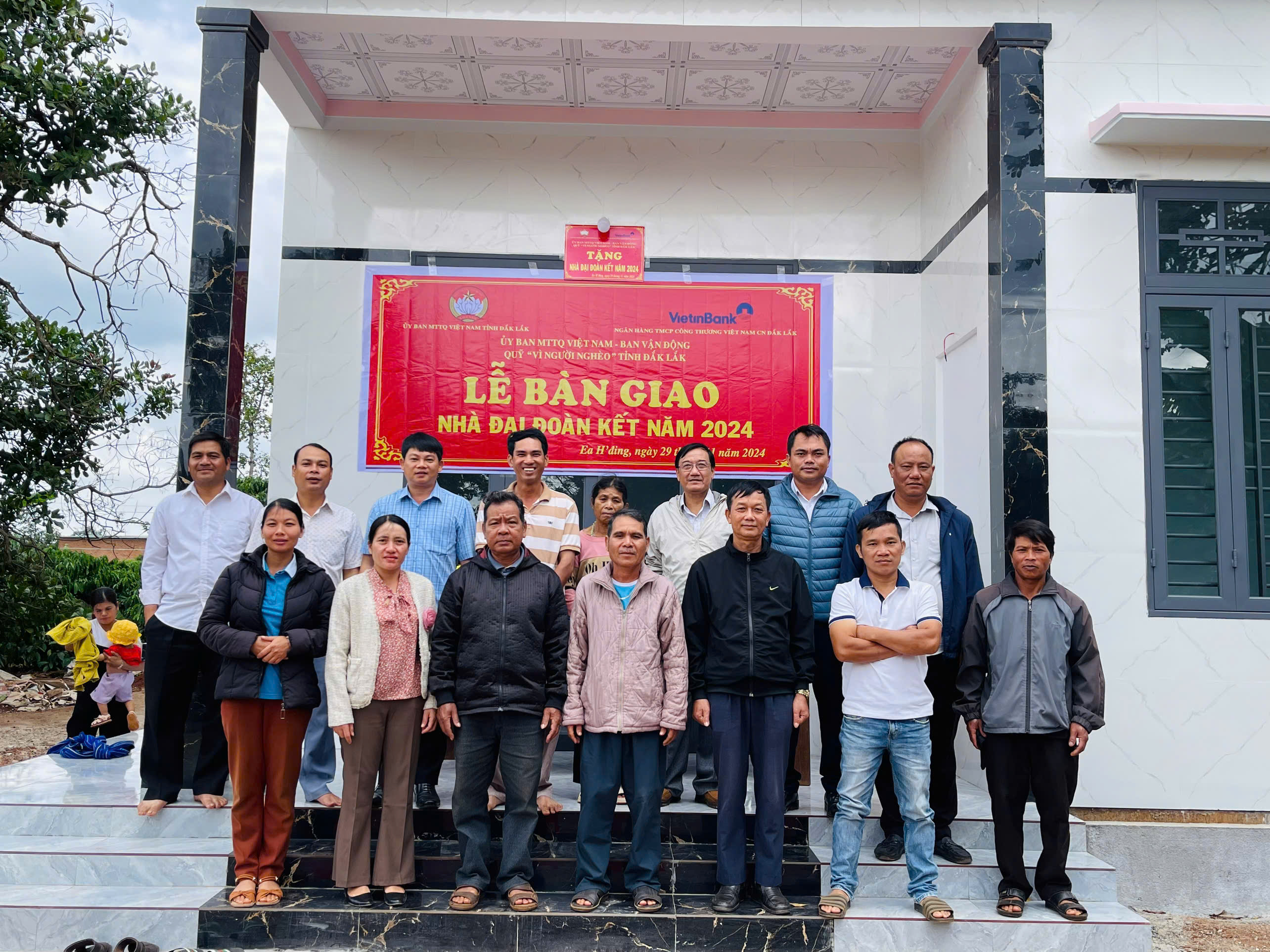 Xã Ea H'đing: Bàn giao Nhà Đại đoàn kết cho bà H Nhir, hộ nghèo tại buôn Hring.